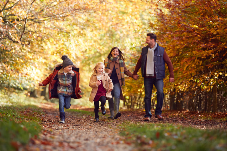 Familie wandert durch den herbstlichen Wald der Westpfalz