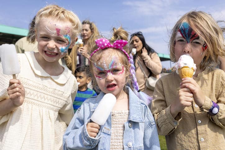Eis essende Kinder auf einem Event in der Westpfalz