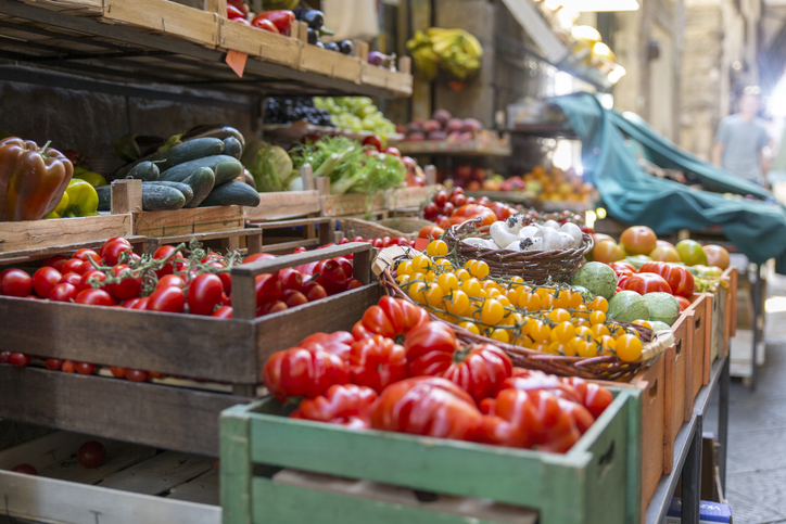 Frisches und gesundes Gemüse und farbenfrohes Obst vor einem Laden.